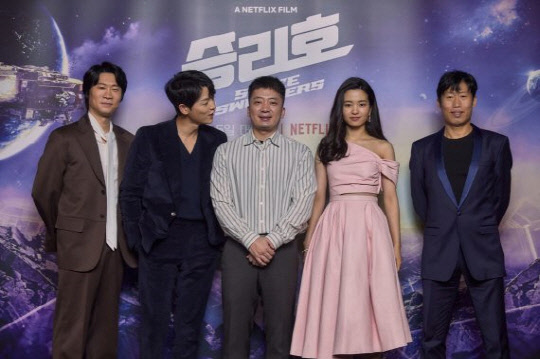 영화 '승리호' 배우들과 조성희 감독. <넷플릭스 제공 >